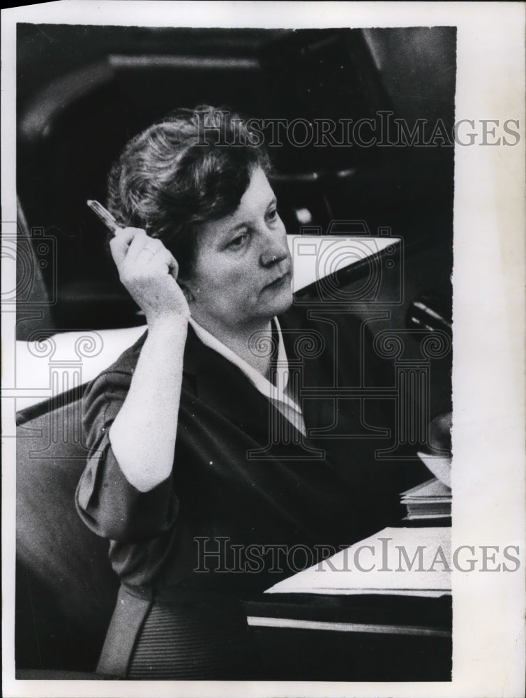 Load image into Gallery viewer, 1957 Press Photo Mrs. Loise Peters Votes in the Last Session

