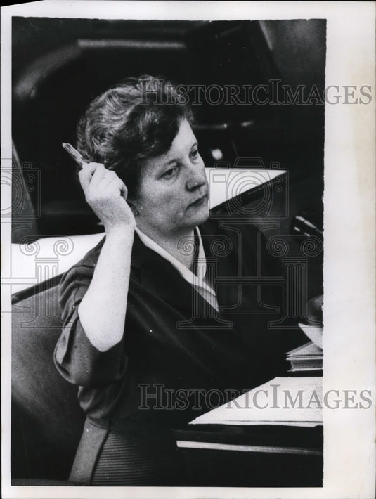1957 Press Photo Mrs. Loise Peters Votes in the Last Session