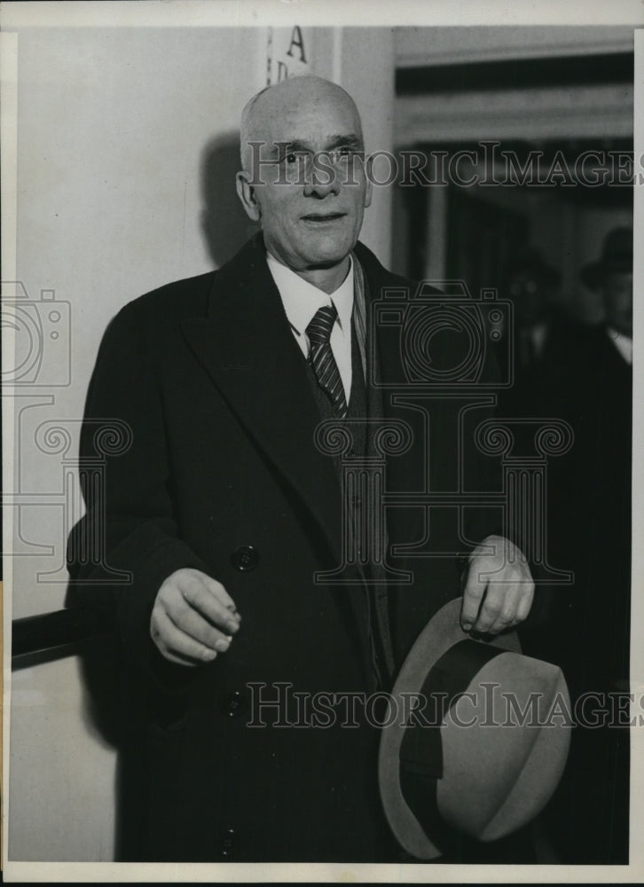 Load image into Gallery viewer, 1933 Press Photo Edwin Speidel, witness passenger of SS Deutschland - ned55672
