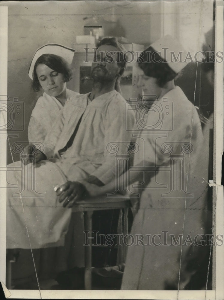 1929 Press Photo Lewis who lost on Lake in winter helped by nurses