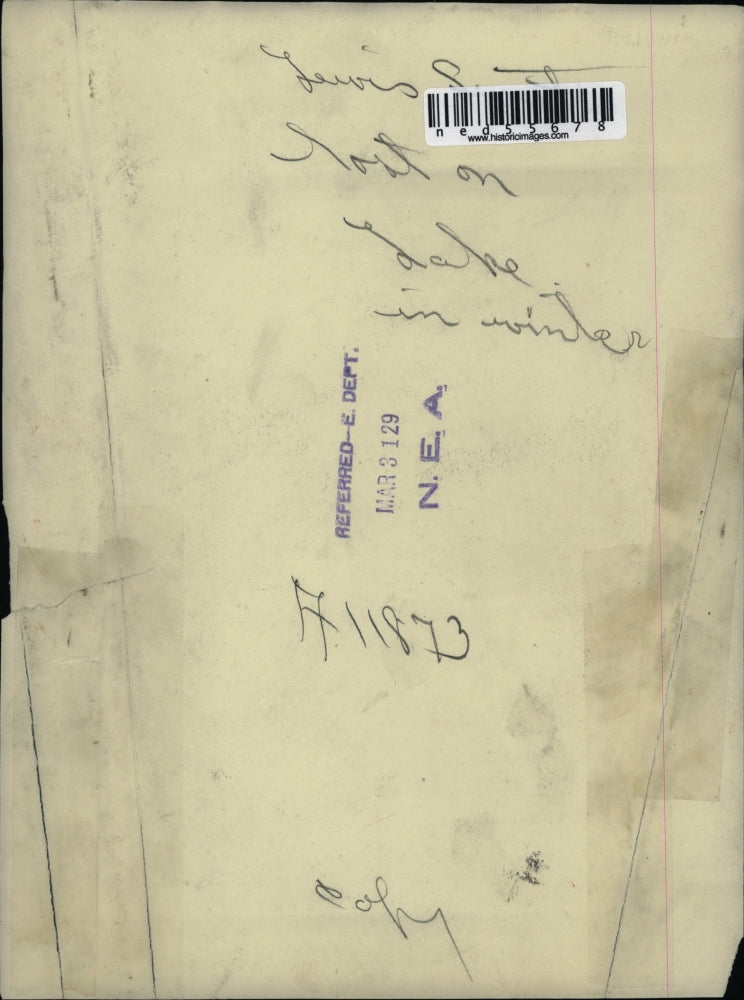 1929 Press Photo Lewis who lost on Lake in winter helped by nurses