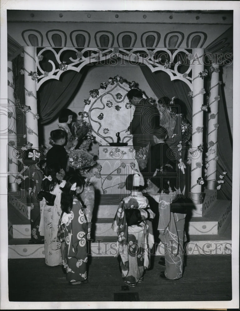 1952 Press Photo Tokyo Japanese youngsters participate in the FLower Festival - Historic Images