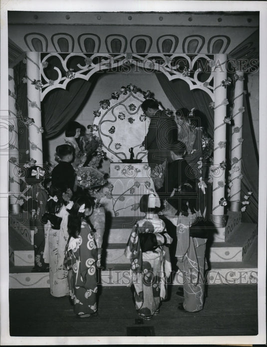 1952 Press Photo Tokyo Japanese youngsters participate in the FLower Festival - Historic Images