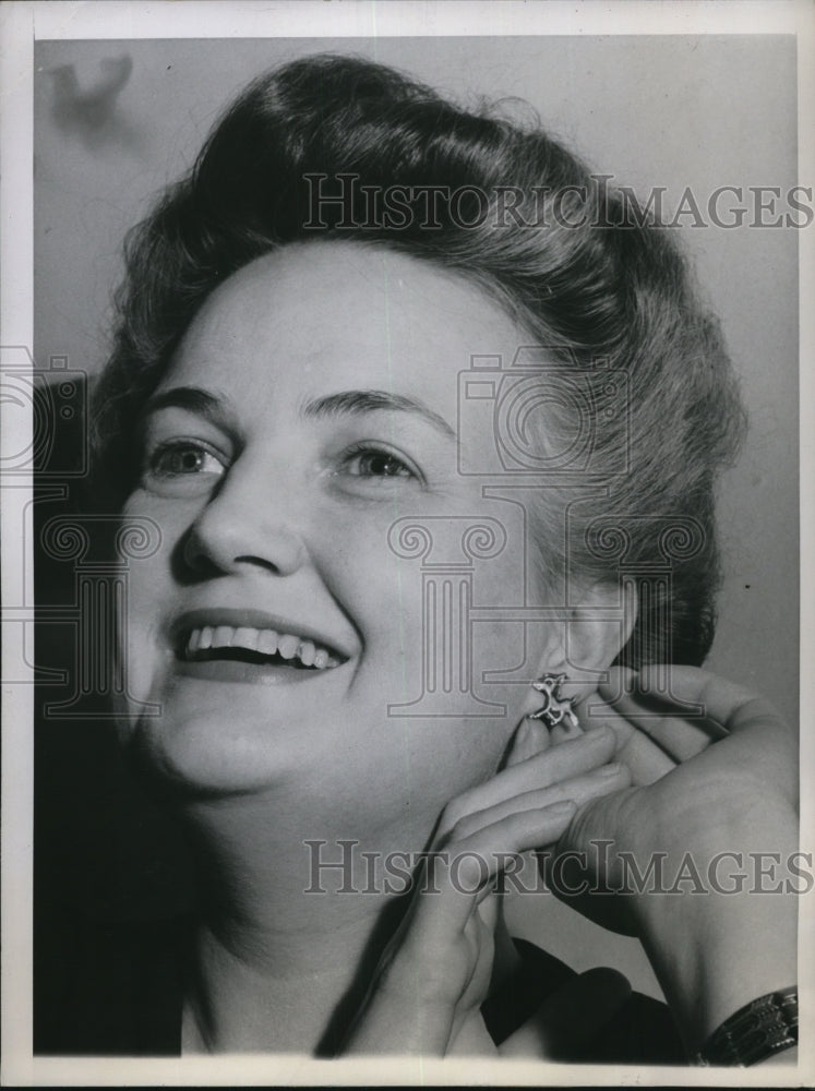 1944 Press Photo Chicago Mrs Gertrude Stewart editorial asst Democratic Digest