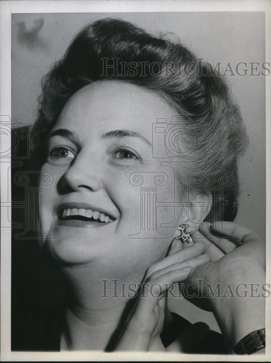 1944 Press Photo Chicago Mrs Gertrude Stewart editorial asst Democratic Digest