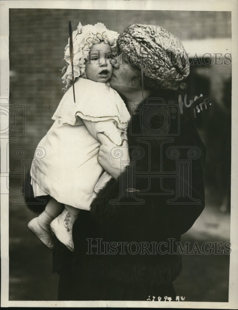 1922 Press Photo London England Mrs James J Davis wife of Sec of Labor & baby