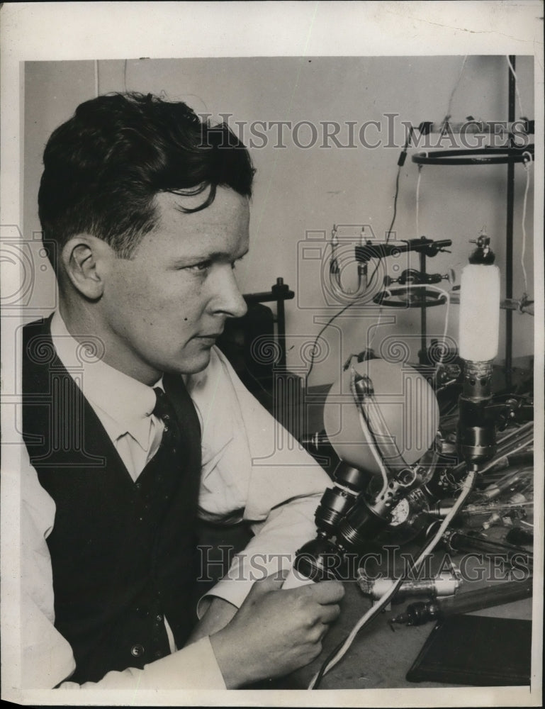 Load image into Gallery viewer, 1933 Press Photo Dr Hans J Spanner, German inventor has invented new type of
