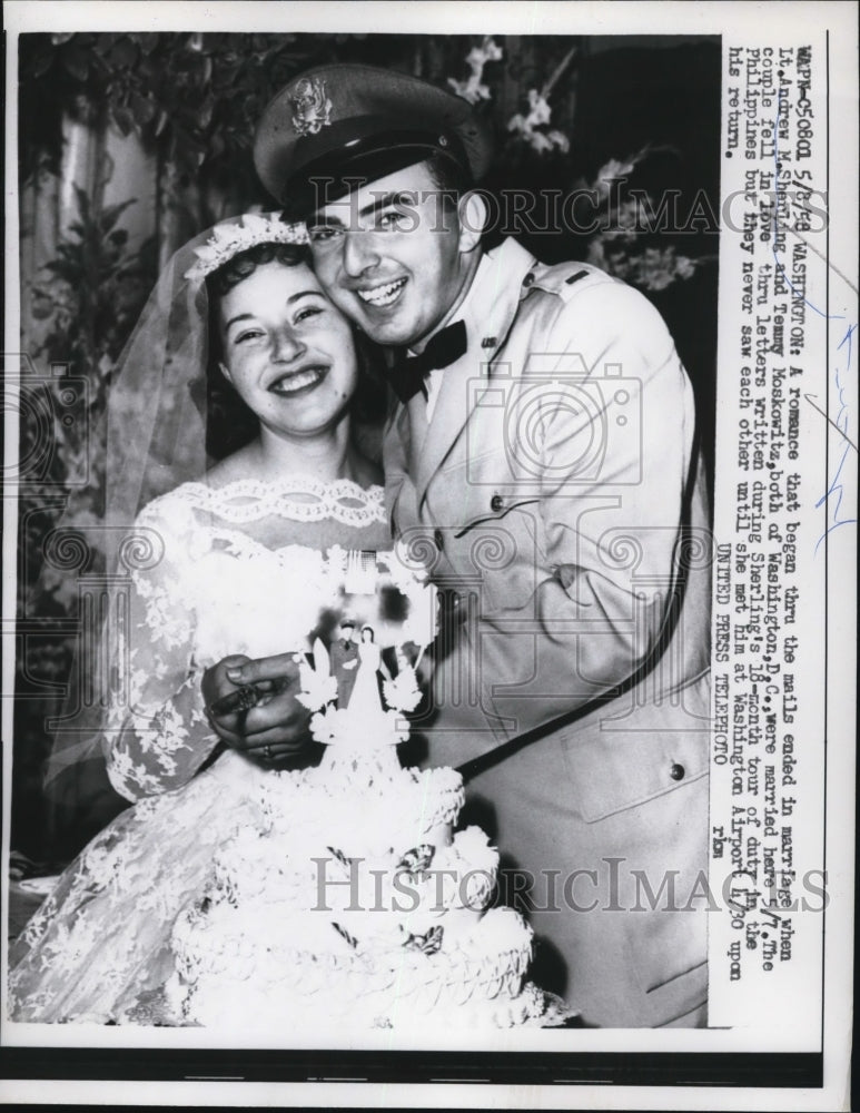 Load image into Gallery viewer, 1958 Press Photo Wash DC Lt Andrew Shenling weds Tammy Moskowitz
