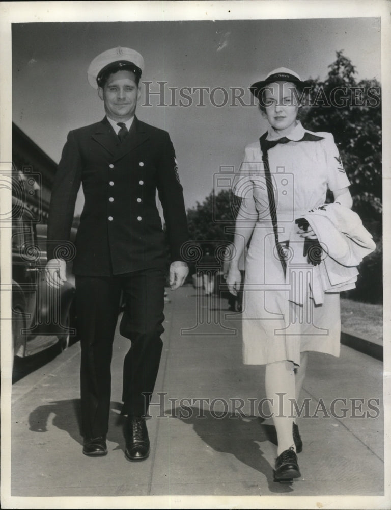 Load image into Gallery viewer, 1944 Press Photo Wash DC William Stearns &amp; wife Yeoman of WAVES at trial
