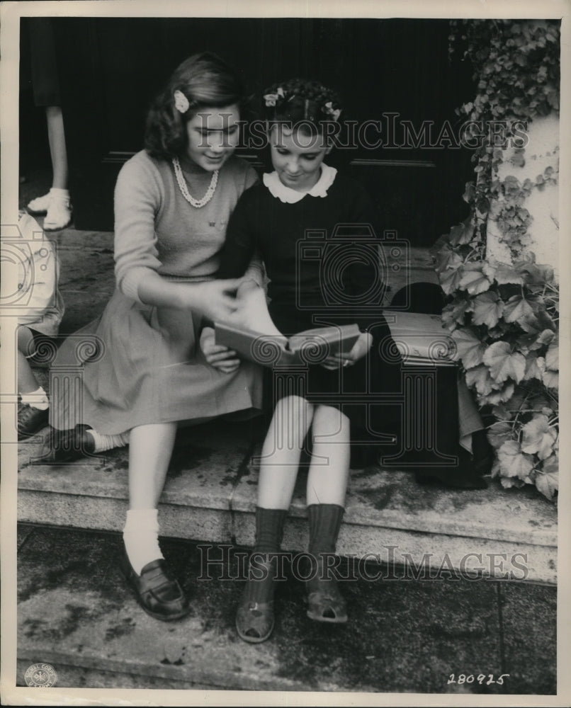 1947 Press Photo Ann Johnson and Fay Bryman as they look over their new books