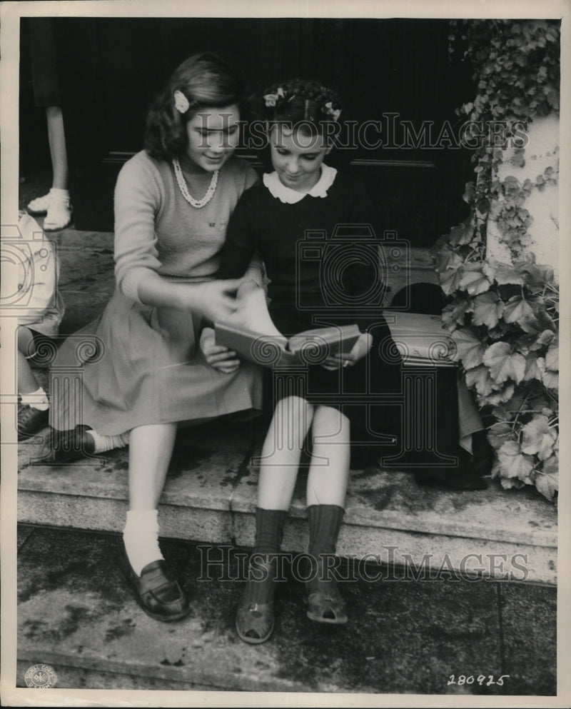 Load image into Gallery viewer, 1947 Press Photo Ann Johnson and Fay Bryman as they look over their new books
