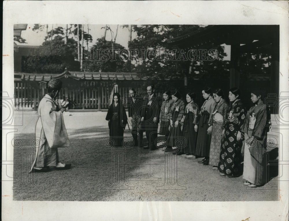 1931 Press Photo Japanese girls purified at Meiji Jingu Shrine in Tokyo