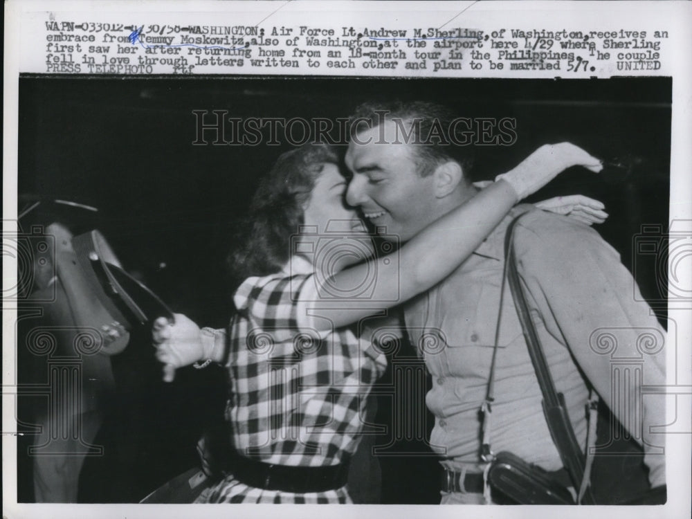 1958 Press Photo Lt. Andrew Sherling receives embrace from Temmy Moskowitz