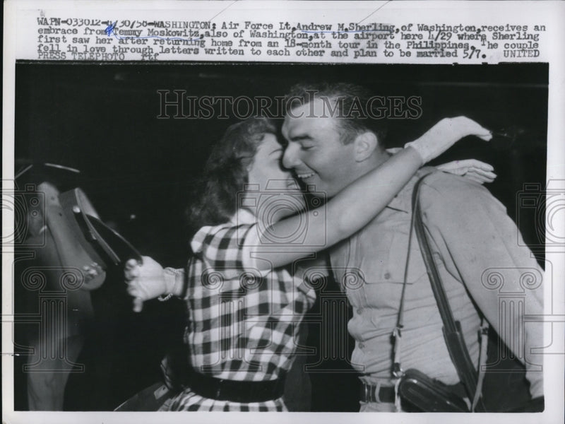 Load image into Gallery viewer, 1958 Press Photo Lt. Andrew Sherling receives embrace from Temmy Moskowitz
