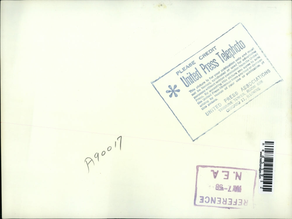 1958 Press Photo Lt. Andrew Sherling receives embrace from Temmy Moskowitz