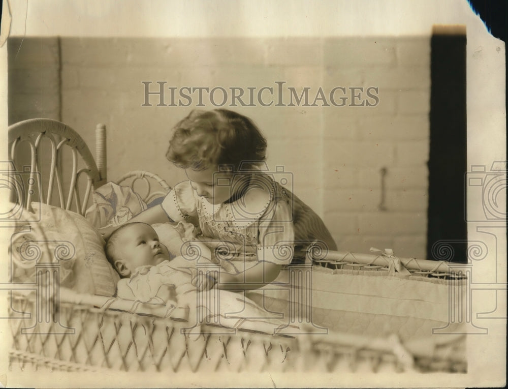 1924 Press Photo Joan and Jean Davis at their home in Washington