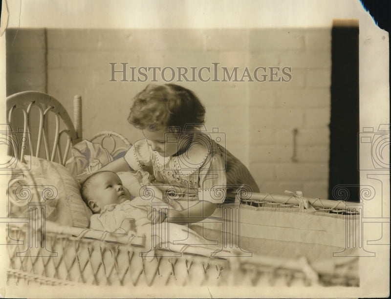 Load image into Gallery viewer, 1924 Press Photo Joan and Jean Davis at their home in Washington
