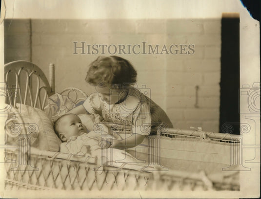 1924 Press Photo Joan and Jean Davis at their home in Washington