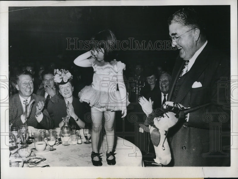 Load image into Gallery viewer, 1946 Press Photo Georgie Schumaker, Wesley Nunn, Chicago Advertising Club
