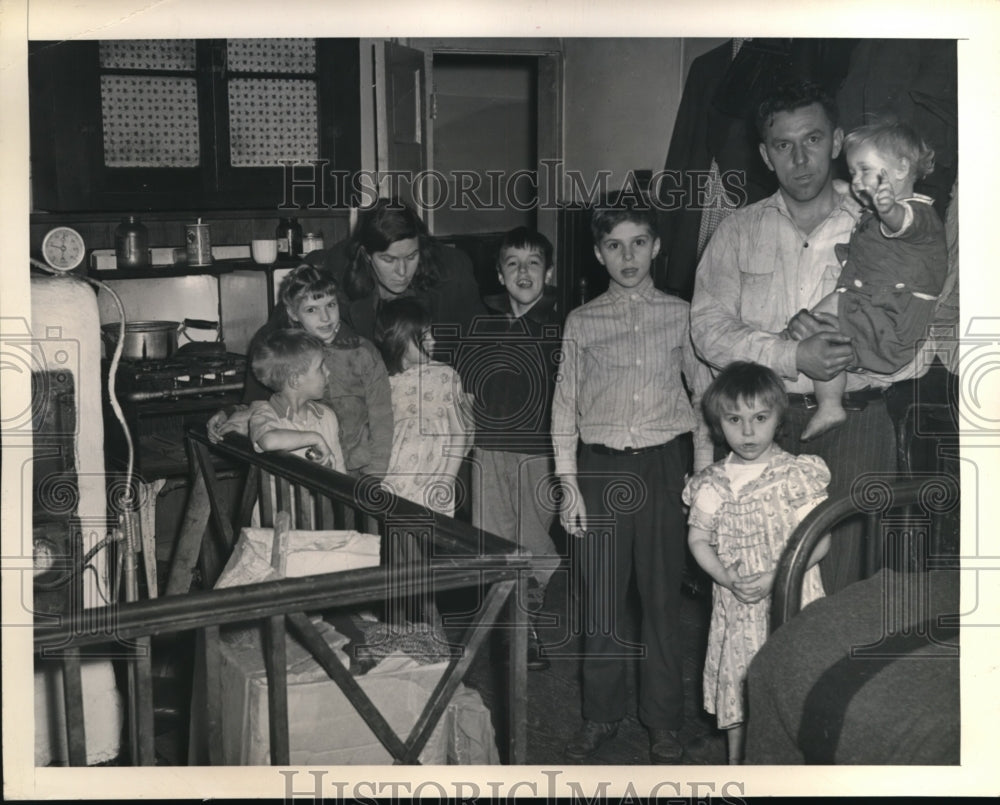 1948 Press Photo Family with seven children seek new home after a fire