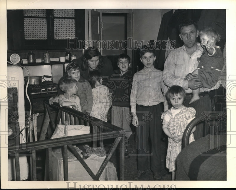 Load image into Gallery viewer, 1948 Press Photo Family with seven children seek new home after a fire
