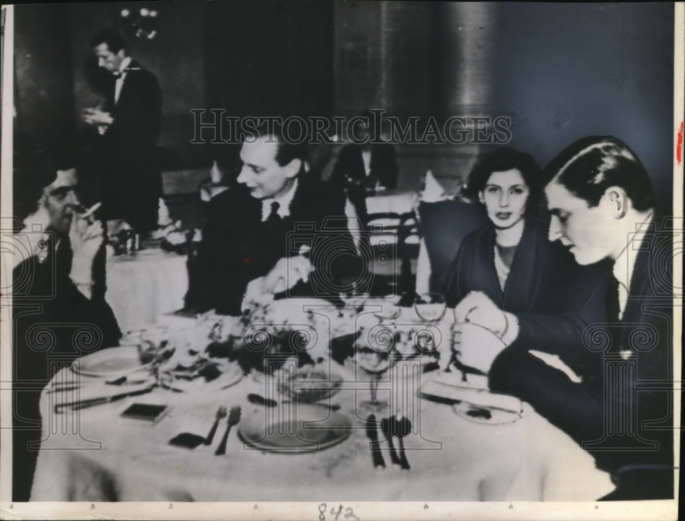 1954 Press Photo Edinburgh Scotland Maria I Patino, husband James Goldsmith