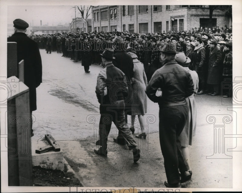 Load image into Gallery viewer, 1941 Press Photo Milwaukee Wisconsin Allis Chalmers Plant Government Riot Strike
