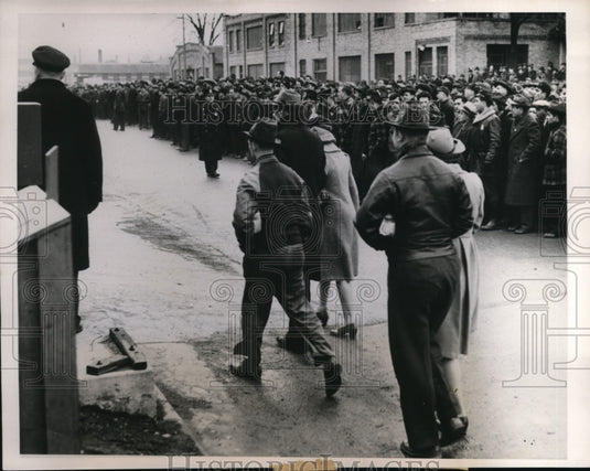 1941 Press Photo Milwaukee Wisconsin Allis Chalmers Plant Government Riot Strike