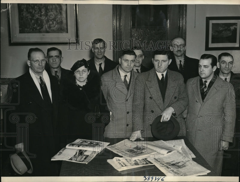 Load image into Gallery viewer, 1937 Press Photo Strikers Delegation After Canadian Conference - ned56187
