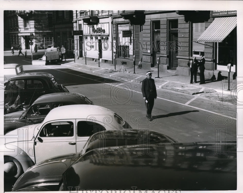 1954 Press Photo Frankfurt Parking Attendant in Germany- Historic Images