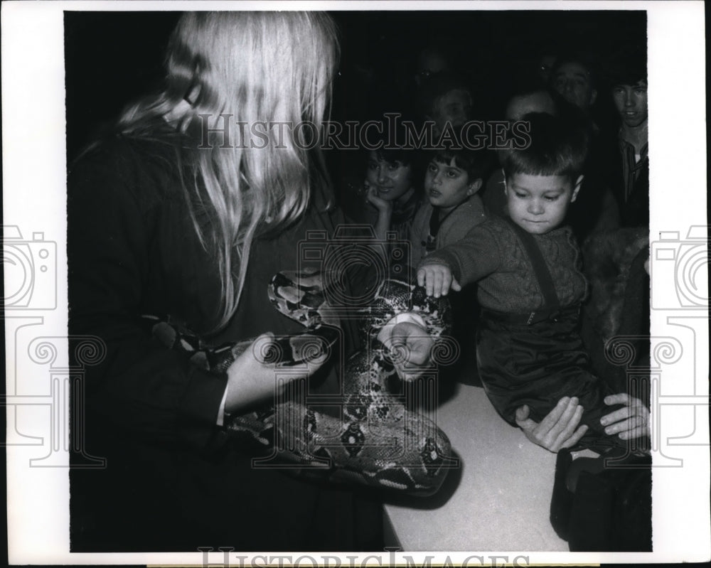 1971 Press Photo Patty Gowaty Holds Boa Constrictor and Lets Children Pet It