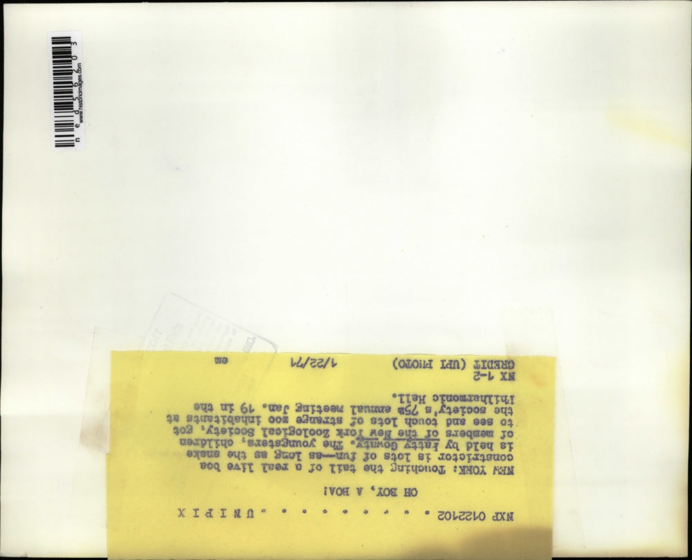 1971 Press Photo Patty Gowaty Holds Boa Constrictor and Lets Children Pet It