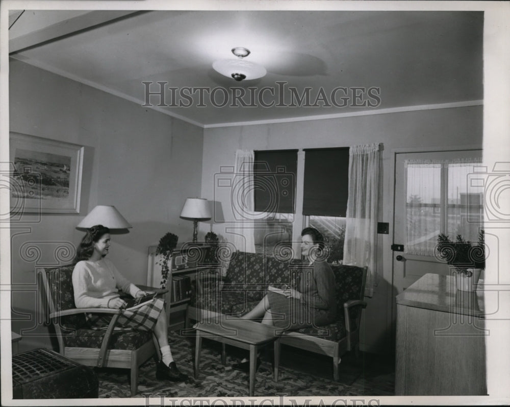 1946 Press Photo Mrs. Ida E. Hansen and Mrs. Joseph MoDevitt in War Housing Unit