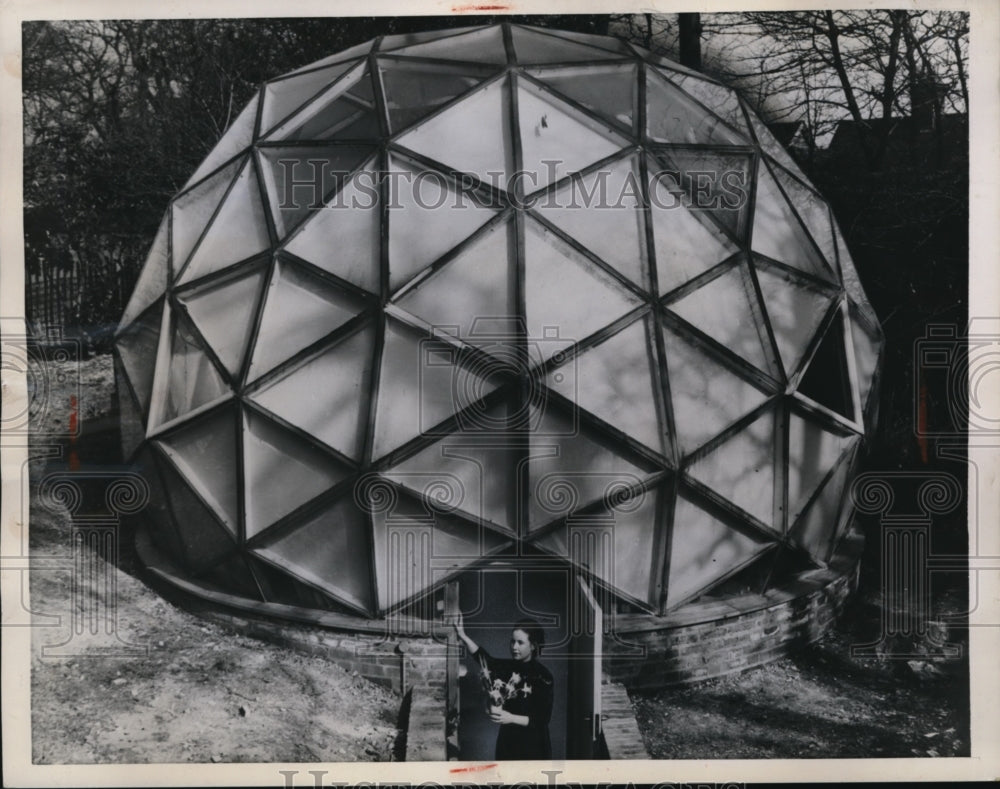 1958 Press Photo Mrs. Jennie Pope Outside Glass Dome of Home in Kingston Hill