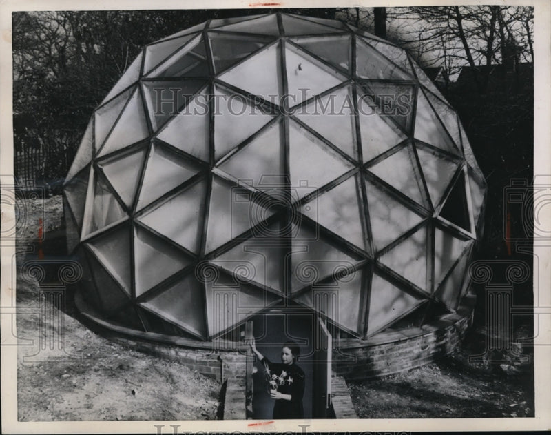 Load image into Gallery viewer, 1958 Press Photo Mrs. Jennie Pope Outside Glass Dome of Home in Kingston Hill
