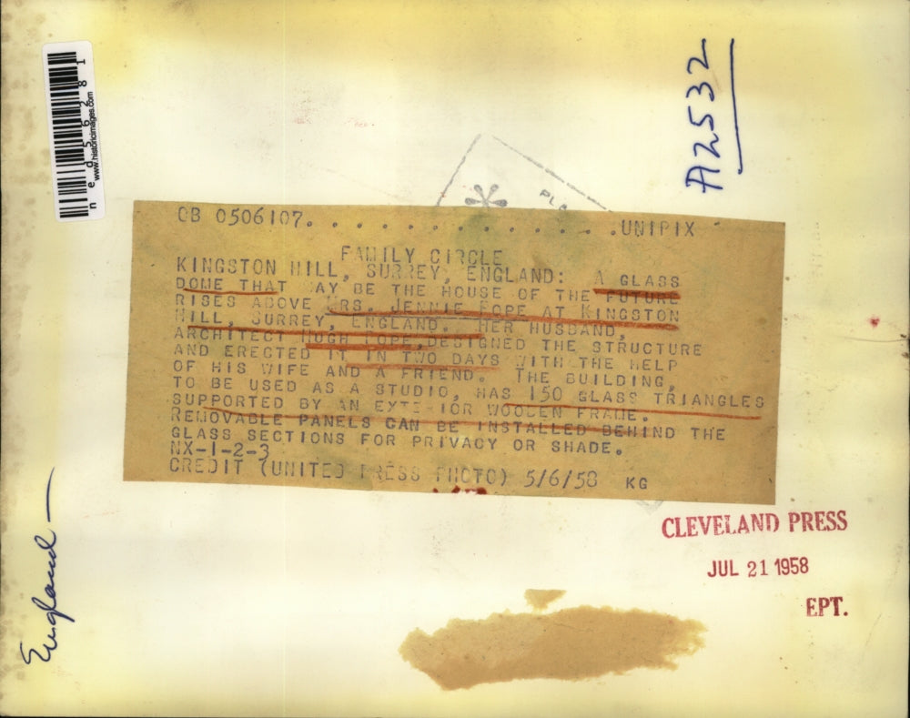 1958 Press Photo Mrs. Jennie Pope Outside Glass Dome of Home in Kingston Hill