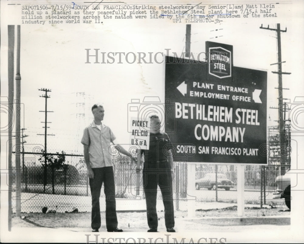 1959 Press Photo Roy Senior and Matt Klein on strike outside of Bethlehem Steel