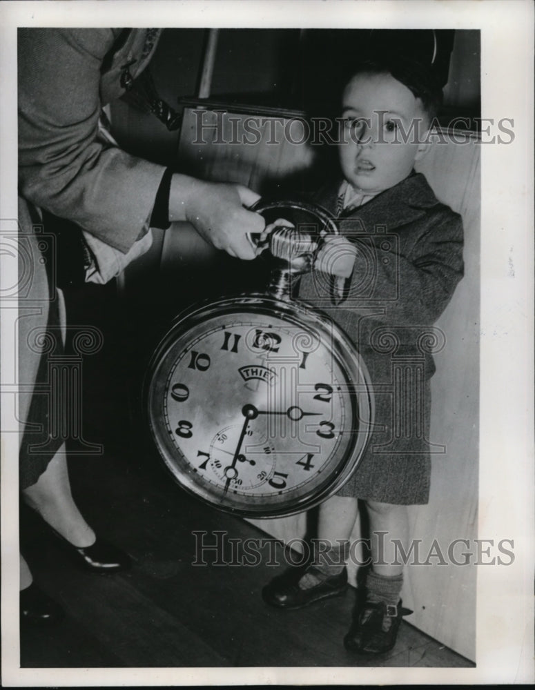 1949 Press Photo Auckland New Zealand David Smith & huge pocket watch- Historic Images