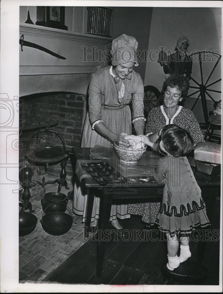 1967 Press Photo Mrs. James W. &amp; Heather Harris, Robert L. McNeil Baking Bread- Historic Images