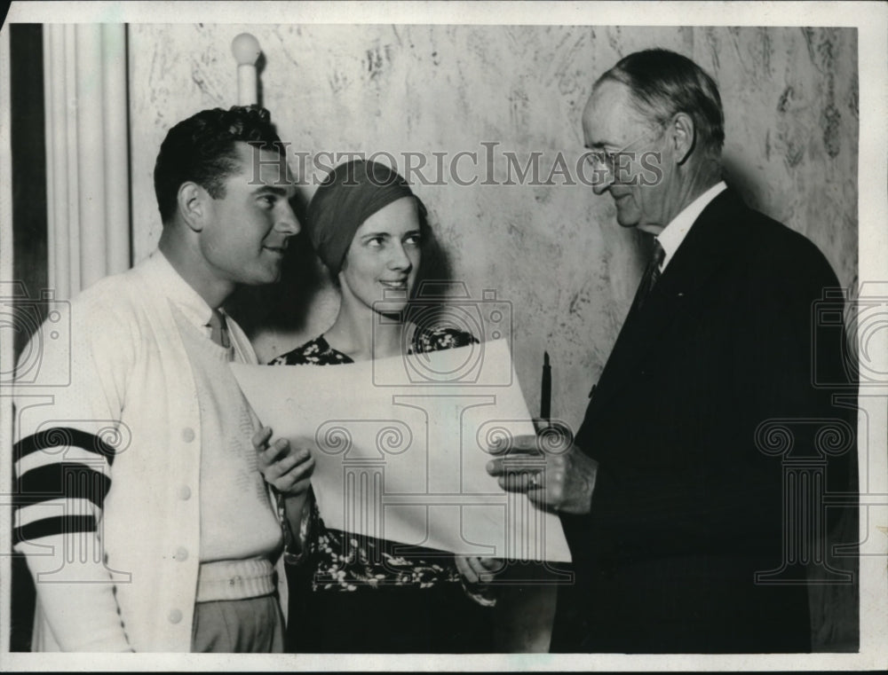 1932 Press Photo R. Russell & C. Sachs presenting pledge to W.D. Scott