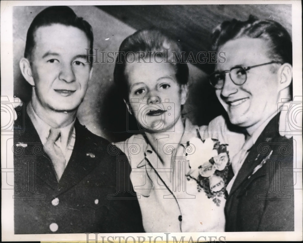 1946 Press Photo Virginia Hepburn, Steven Ondrusek & Henry Blankenship at party