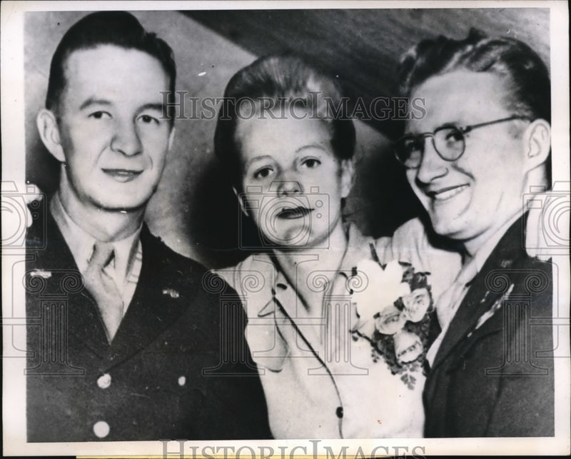 Load image into Gallery viewer, 1946 Press Photo Virginia Hepburn, Steven Ondrusek &amp; Henry Blankenship at party
