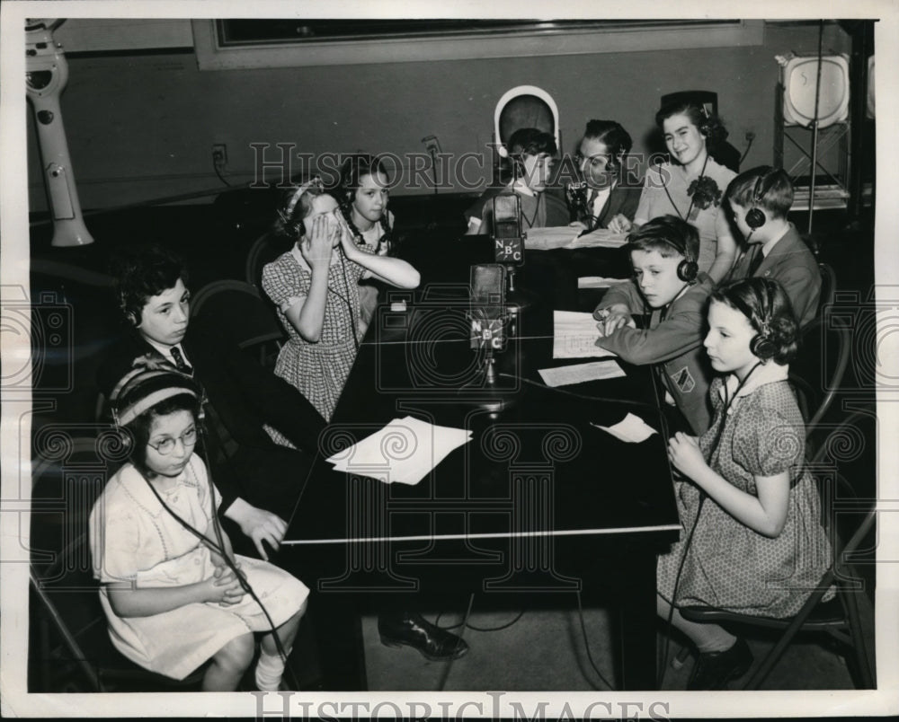 1941 Press Photo British refugee children talking to their parents in England