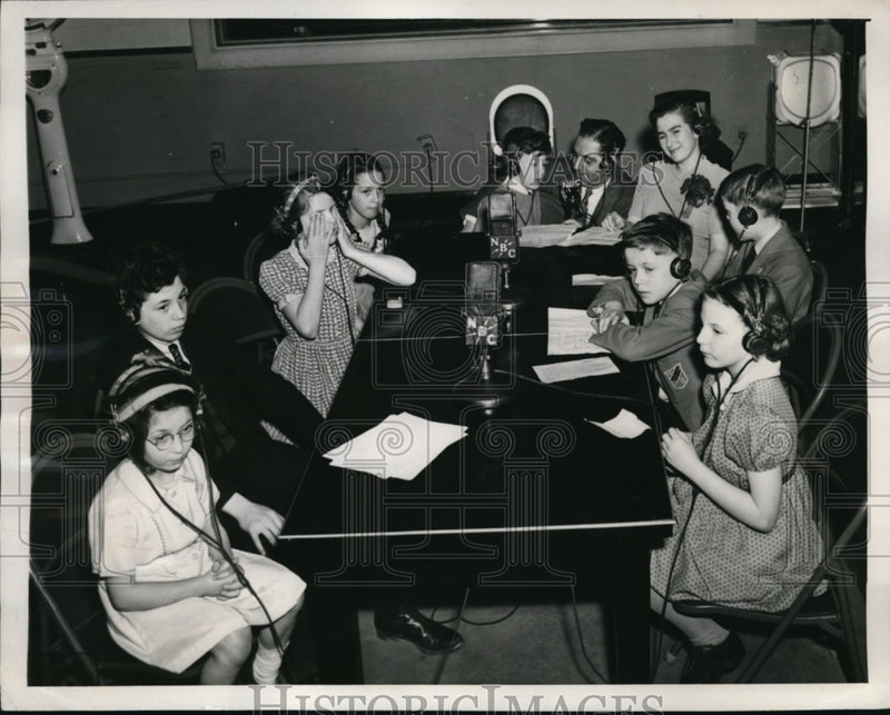Load image into Gallery viewer, 1941 Press Photo British refugee children talking to their parents in England
