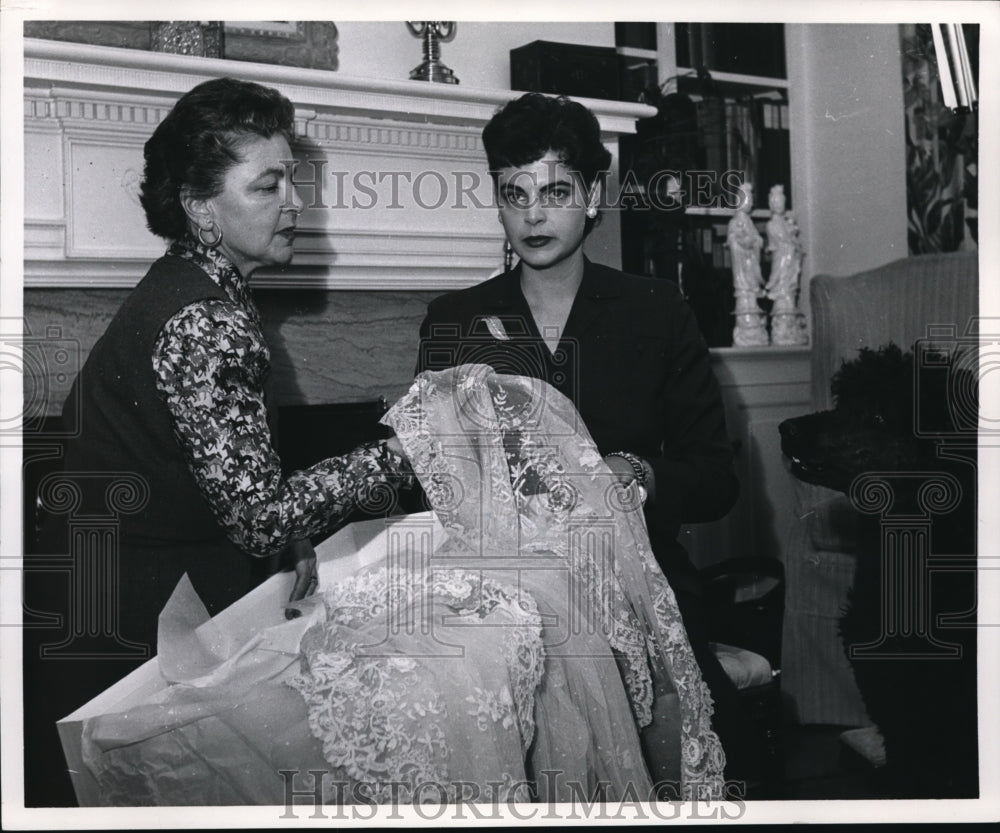  Press Photo Mrs Stevenson & sister priscilla with wedding veil- Historic Images