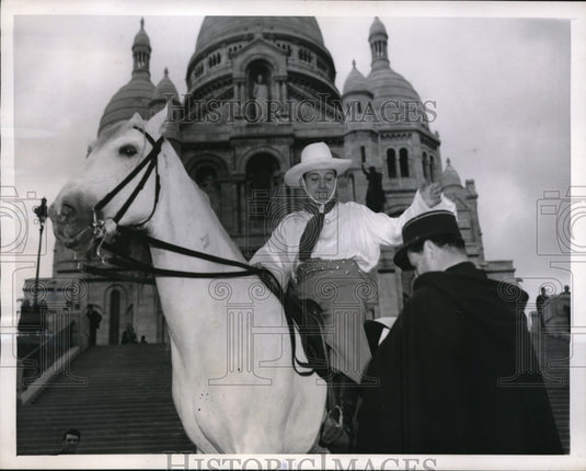 1946 Press Photo Policeman at rehearsal of a entertainment rider