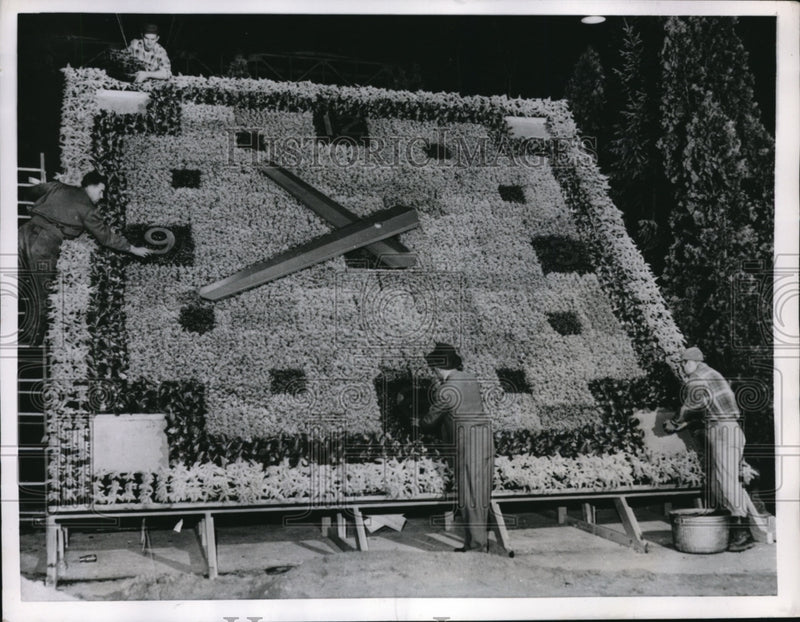 Load image into Gallery viewer, 1956 Press Photo Floral Clock in Department of Parks and Recreation Detroit
