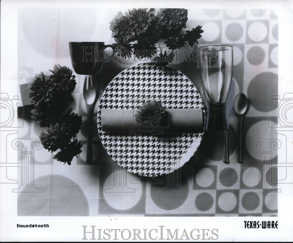 1954 Press Photo Houndstooth Pattern Texas Ware Plate & Glasses in Place Setting