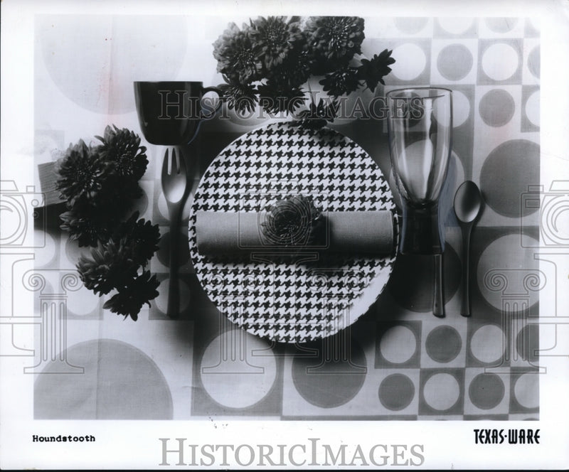 Load image into Gallery viewer, 1954 Press Photo Houndstooth Pattern Texas Ware Plate &amp; Glasses in Place Setting
