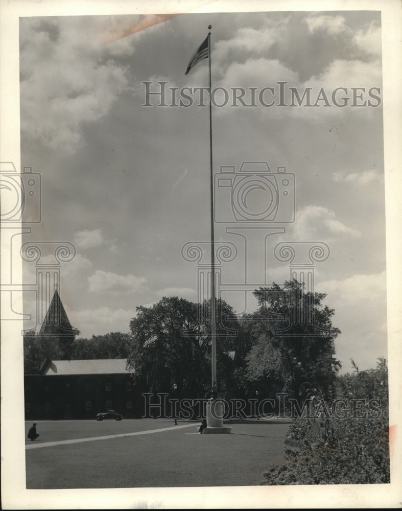 Load image into Gallery viewer, 1933 Press Photo Psi Upsilon Marble Seat Flagpole, Union College, Schenectady NY
